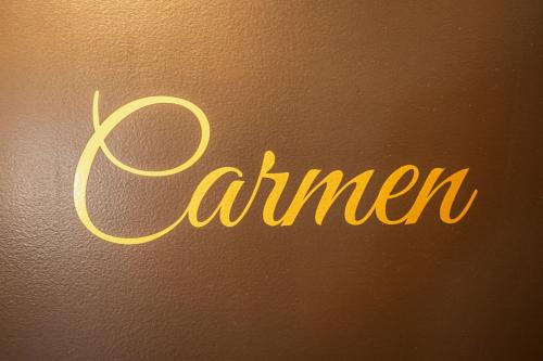a sign with the word autumn written on a wall at Hof van In & Wellness in Hasselt