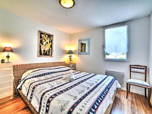 une chambre avec un grand lit et une fenêtre dans l'établissement Holiday Home Les Epinouses by Interhome, à Saint-Georges-dʼOléron