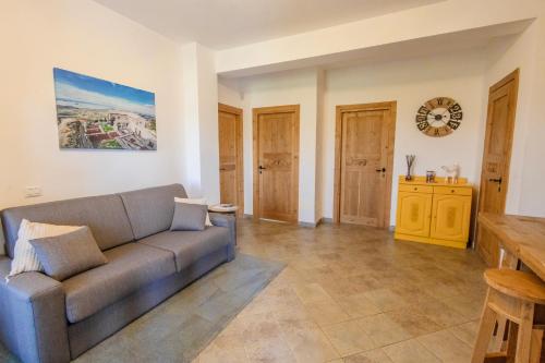 a living room with a couch and a table at Agriturismo Bonaventura in Montefiascone