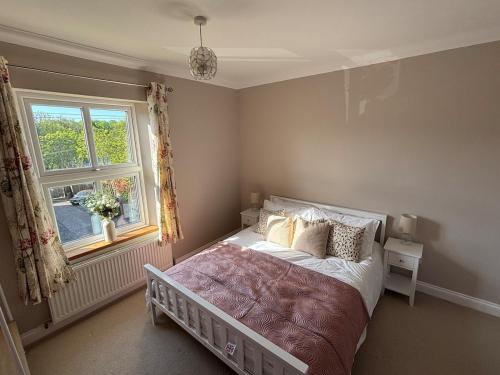 une chambre avec un lit et une fenêtre dans l'établissement Hill View Cottage, à Mappleton