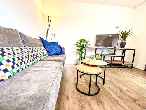 una sala de estar con un sofá y una mesa en Holiday Home Beach House Westkapelle 103 C by Interhome, en Westkapelle