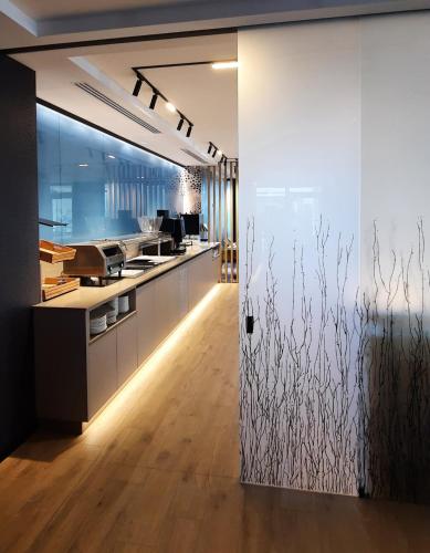 een open deur naar een keuken met een aanrecht bij Residence Diana in Bibione