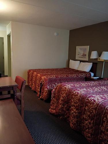 Katil atau katil-katil dalam bilik di Norwood Inn Worthington