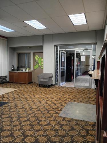 Lobi atau kawasan kaunter penerimaan di Norwood Inn Worthington