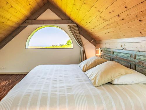 un lit dans une petite pièce avec une fenêtre dans l'établissement Holiday Home Le Préau by Interhome, à Locquirec
