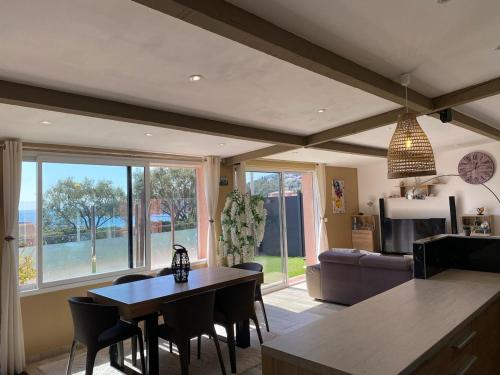 une cuisine et un salon avec une table et des chaises dans l'établissement Fabuleux 3 pièces face à la plage, à Théoule-sur-Mer