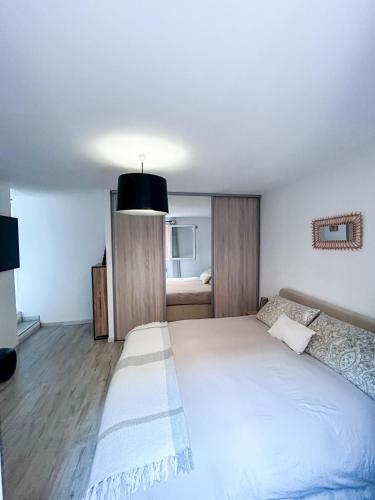 une chambre avec un grand lit blanc dans une pièce dans l'établissement Fabuleux 3 pièces face à la plage, à Théoule-sur-Mer