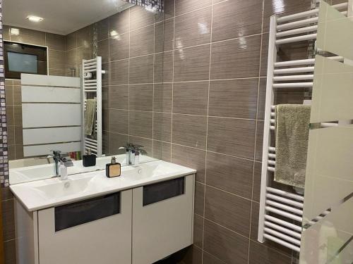 une salle de bain avec un lavabo et un miroir dans l'établissement Fabuleux 3 pièces face à la plage, à Théoule-sur-Mer