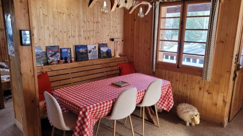 une table avec un chiffon de table rouge et blanc dans l'établissement Les Valamonts, à Saint-Gervais-les-Bains