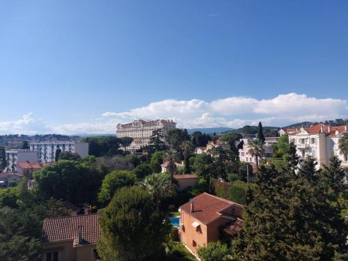 une vue d'une ville avec des bâtiments et des arbres dans l'établissement Studio Le Floriana-2 by Interhome, à Cannes