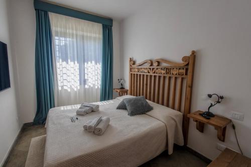 a bedroom with a bed with two towels on it at Agriturismo Bonaventura in Montefiascone