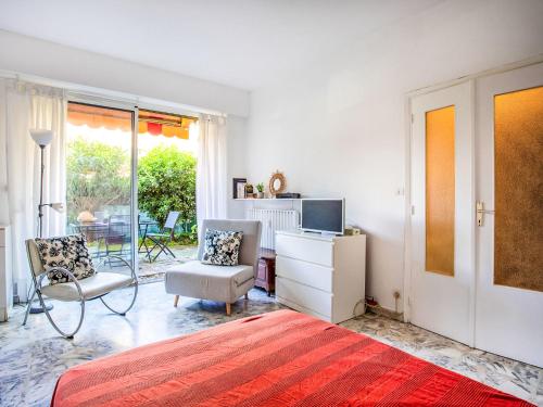 une chambre avec un lit, une télévision et une chaise dans l'établissement Studio Riva Bella by Interhome, à Cagnes-sur-Mer