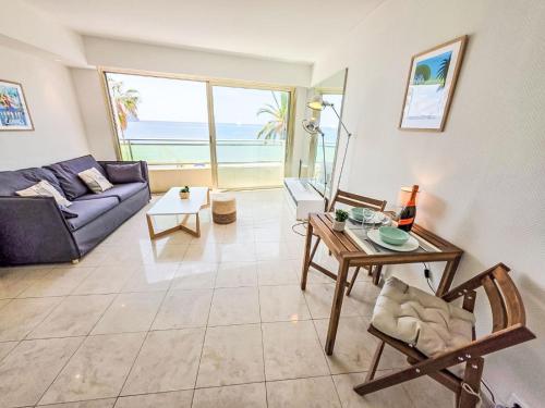 un salon avec un canapé et une table dans l'établissement Apartment Le Panoramer by Interhome, à Cannes