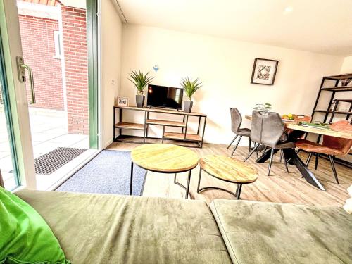 una sala de estar con un sofá y una mesa en Holiday Home Beach House Westkapelle 2B by Interhome, en Westkapelle