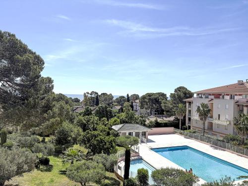 une vue aérienne d'une maison avec piscine dans l'établissement Apartment Le Grand Parc-11 by Interhome, à Saint-Aygulf