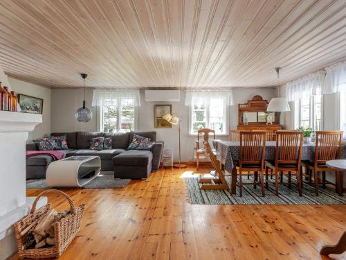 Posezení v ubytování Holiday Home Klägghult by Interhome