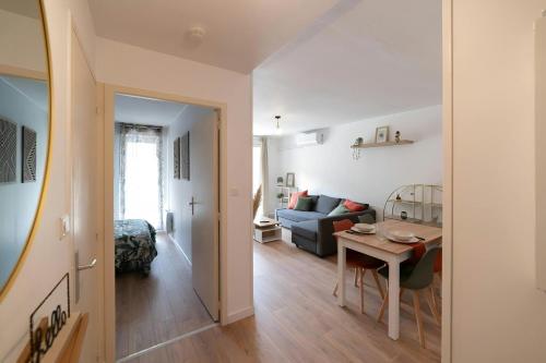 ロデーズにあるLEntre Deux : havre de paix entre nature villeの部屋にソファとテーブルがあるリビングルーム