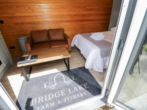 Ένα ή περισσότερα κρεβάτια σε δωμάτιο στο Willow Lodge At Bridge Lake Farm & Fishery