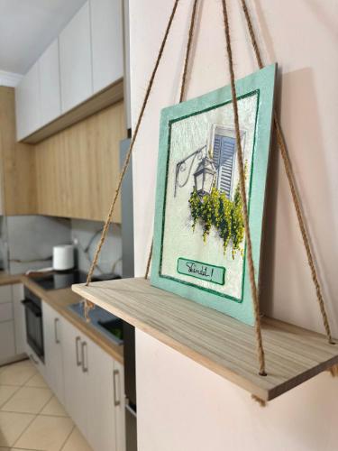オリクムにあるAzul Apartment Orikumのキッチンの棚に掛かっている絵