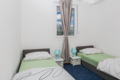 Sky Split Apartment