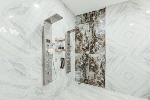 Vannituba majutusasutuses Nordic Villa 5BR Pool, Jacuzzi, Rooftop and More