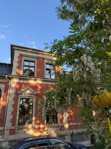 a brick house with a car parked in front of it at außergewöhnliche Ferienwohnung Stadtvilla Plauen in Plauen