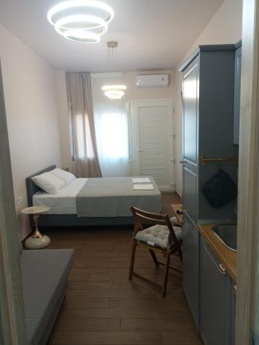 a small room with a bed and a sink at Storks apartments in Korinós