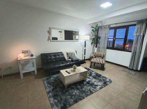 TV a/nebo společenská místnost v ubytování Espectacular departamento con vista panoramica a las montañas y canal zona centrica