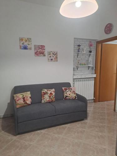 a living room with a couch in a room at la casa di rosa in San Benedetto del Tronto