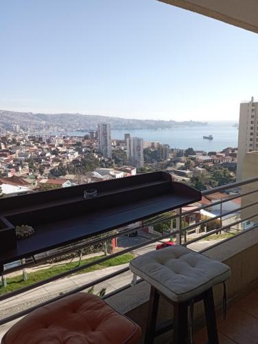 a view of the ocean from the balcony of a building at Hermosa vista bahía Valparaíso in Valparaíso