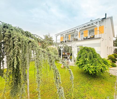 dom z bluszczem przed nim w obiekcie Zen House w Hajduszoboszlo
