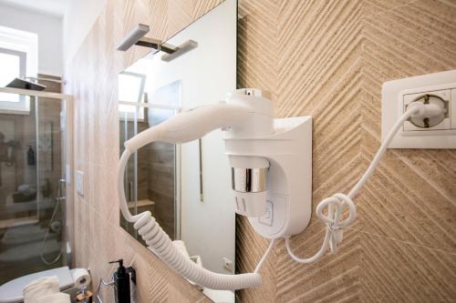 un bagno con una luce bianca su una parete di La Locanda Apartment a Brindisi