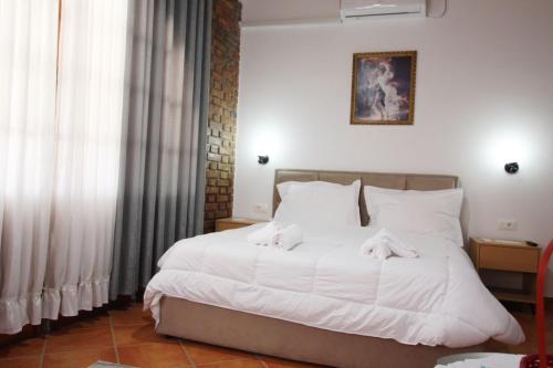 Katil atau katil-katil dalam bilik di Hotel Buzi Berat