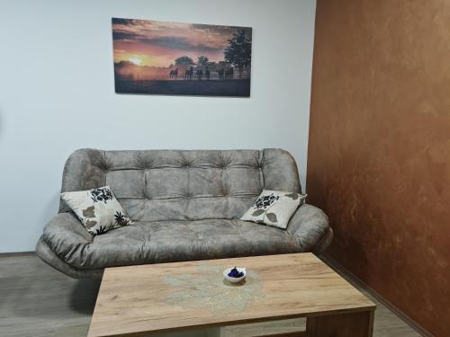 Ein Sitzbereich in der Unterkunft Six Windows Apartmani