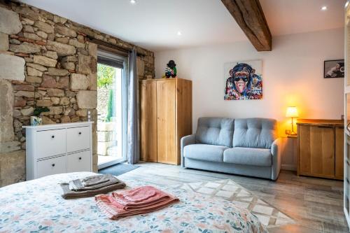 Una cama o camas en una habitación de Le Gîte du Taureau