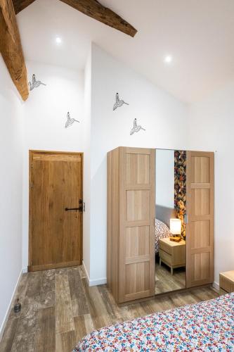 Una cama o camas en una habitación de Le Gîte du Taureau