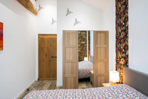 Una cama o camas en una habitación de Le Gîte du Taureau