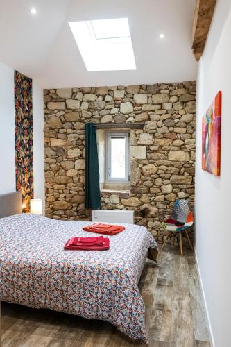 Una cama o camas en una habitación de Le Gîte du Taureau