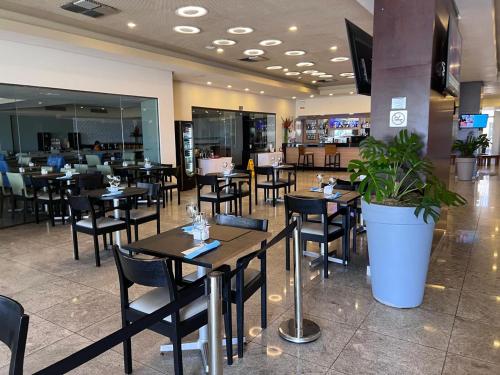 a dining room with tables and chairs in a restaurant at Beira Mar - Flat Beach Class Internacional - Boa Viagem 20º andar in Recife
