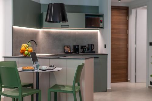 Cuisine ou kitchenette dans l'établissement CENTRO Suites