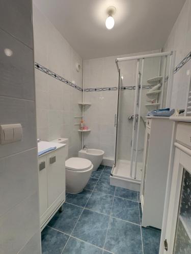 une salle de bain blanche avec toilettes et douche dans l'établissement Centre Juan les Pins studio avec loggia Standing Rives Bleues, à Antibes
