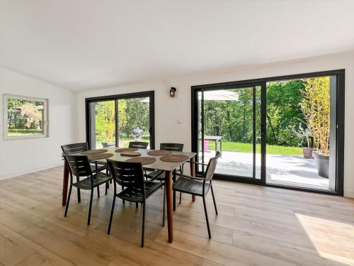 une salle à manger avec une table et des chaises dans l'établissement Charming country house between Lot and Dordogne, à Monsempron-Libos