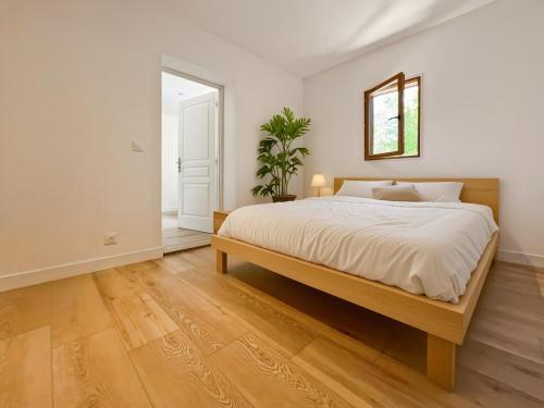 une chambre blanche avec un lit et un miroir dans l'établissement Charming country house between Lot and Dordogne, à Monsempron-Libos