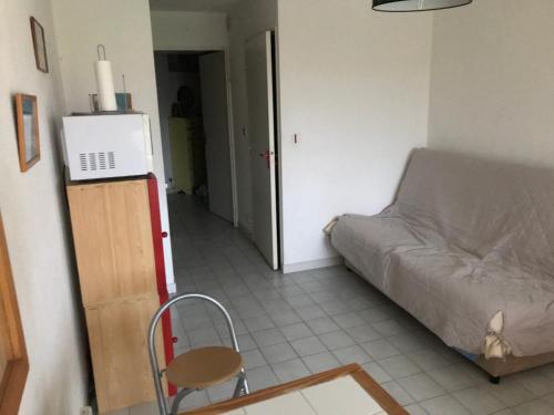 une chambre avec un lit, une table et une chaise dans l'établissement studio de vacances 4 personnes, à La Londe-les-Maures