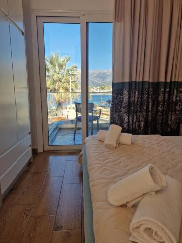 Postel nebo postele na pokoji v ubytování Seaside Hotel