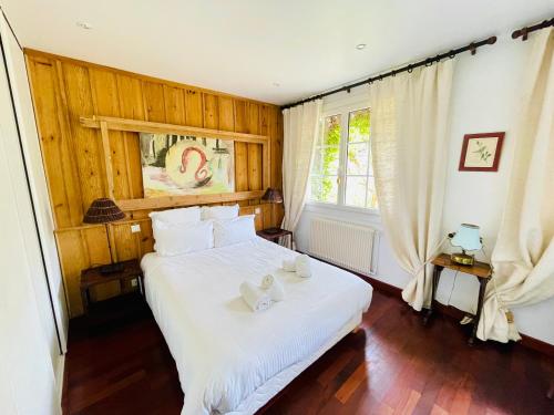 a bedroom with a bed with two towels on it at Soimi, villa 4 chambres, petite piscine, plages a pieds in Pyla-sur-Mer