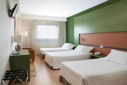 Säng eller sängar i ett rum på Hotel Naval Sestao