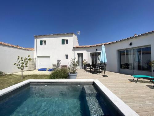 une piscine dans l'arrière-cour d'une maison dans l'établissement La Villa de la Clavette, à La Flotte