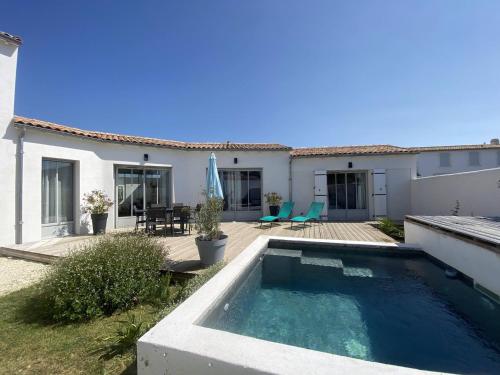 une piscine dans l'arrière-cour d'une maison dans l'établissement La Villa de la Clavette, à La Flotte