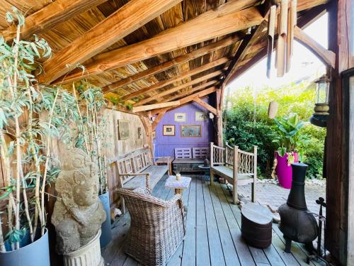 a porch with chairs and a wooden ceiling at Soimi, villa 4 chambres, petite piscine, plages a pieds in Pyla-sur-Mer